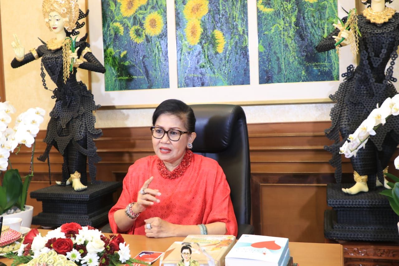 podiumnews.com-Ny. Putri Koster Minta PKK Desa Ikut Sosialisasikan Pencegahan Covid-19